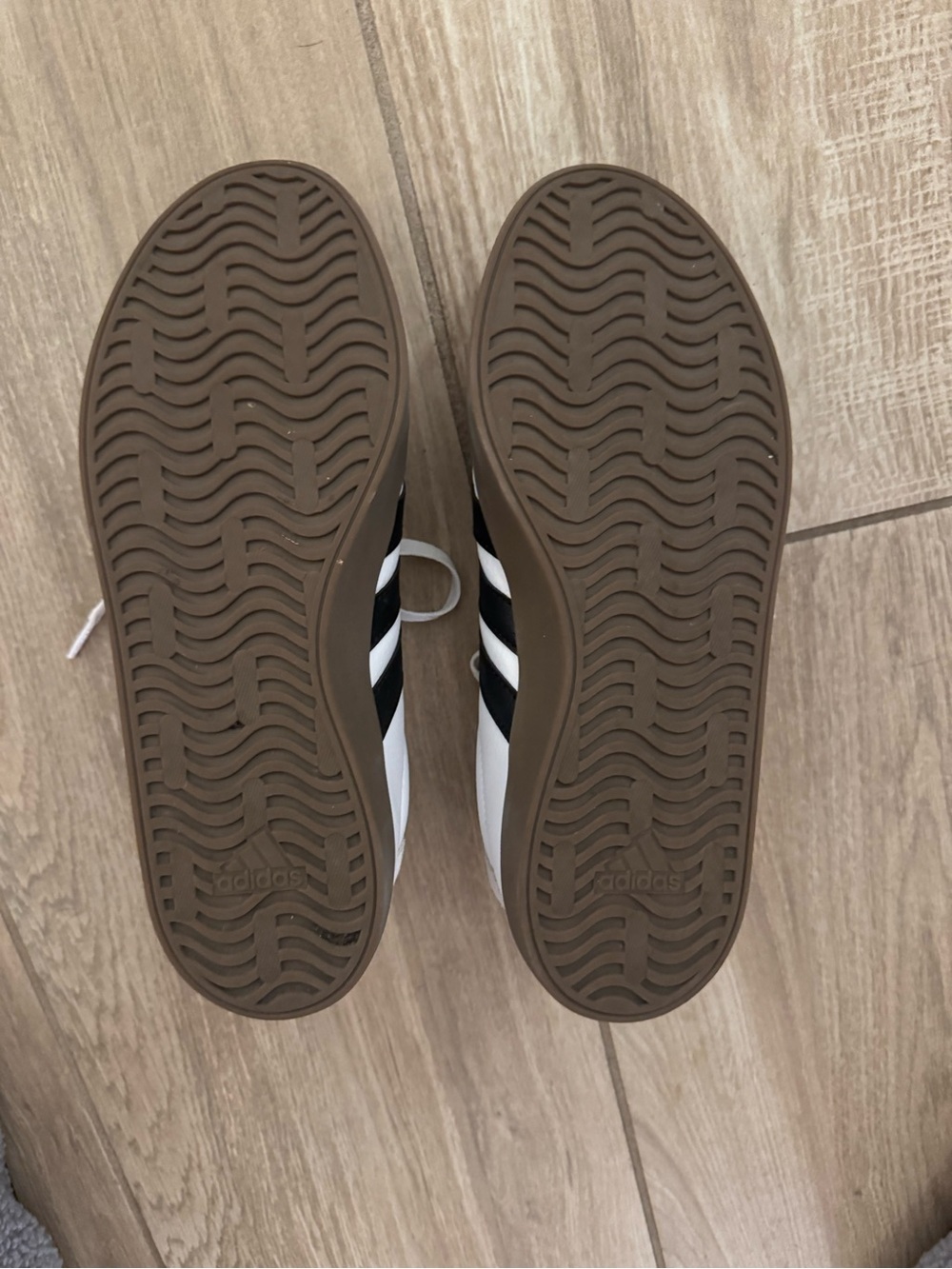 Adidas Women's White and Black Classic Sneaker. Size 8 - Picture 2 of 4